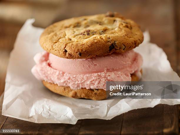 ice cream sandwiches - aardbeienijs stockfoto's en -beelden