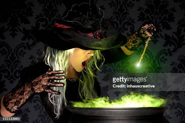 halloween bruja conjuring un momento - bruja fotografías e imágenes de stock