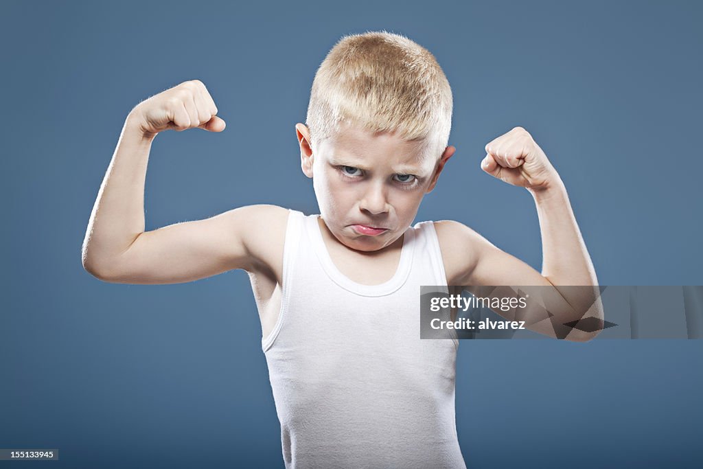 Bambino mostrando i suoi muscoli
