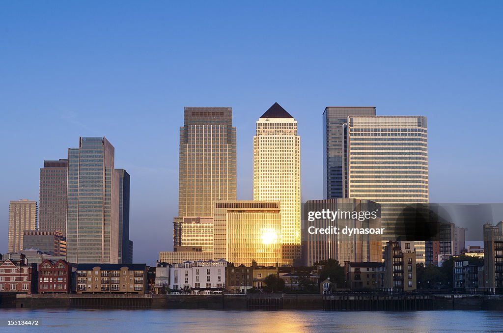 Lever de soleil sur les gratte-ciel de Canary Wharf, à Londres