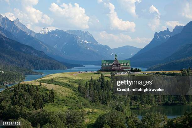 waterton lakes national park prince of wales hotel alberta canada - waterton lakes national park stockfoto's en -beelden