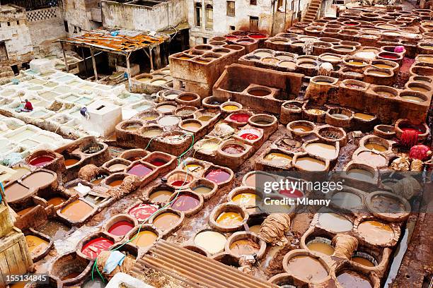 curtiduría en fez-fes marruecos y áfrica del norte - fez marruecos fotografías e imágenes de stock