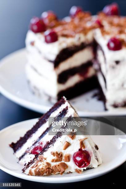 black forest cake mit schlagsahne und kirschen - kuchenboden stock-fotos und bilder