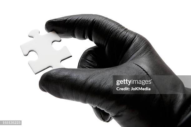hält ein puzzleteil - eleganter handschuh stock-fotos und bilder