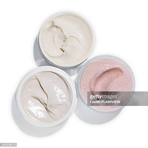 crème pour le visage - applying stock photos et images de collection