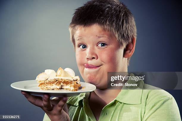 garçon et gâteau - fat kid eats cake photos et images de collection