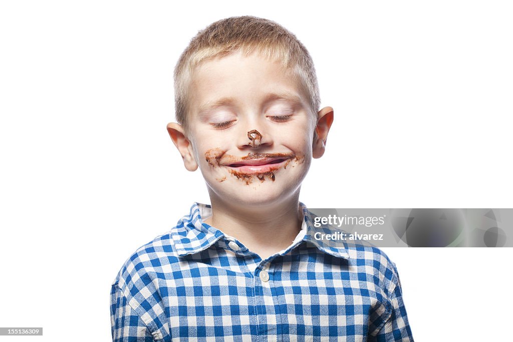 Retrato de un niño con chocolate