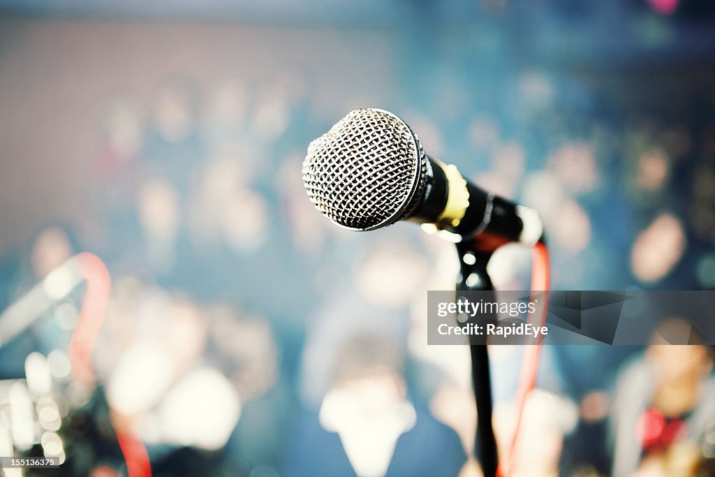 Darstellers Perspektive über Mikrofon in theater Publikum