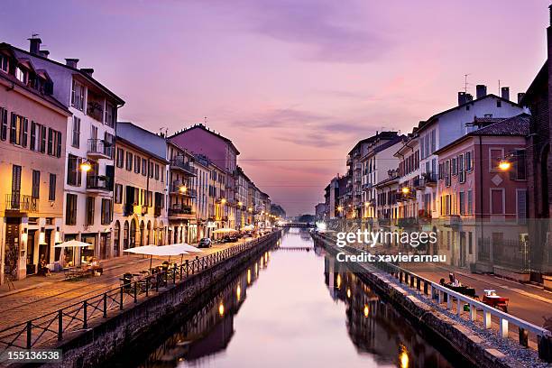 antiguidades de naviglio grande petiscos autênticos e pelo anoitecer - milão imagens e fotografias de stock