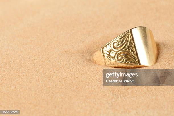 lost ring in the sand - buried in sand stockfoto's en -beelden