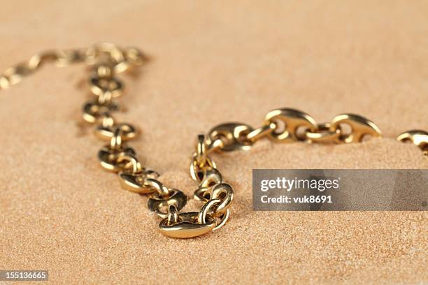 lost chain - gold chain stockfoto's en -beelden