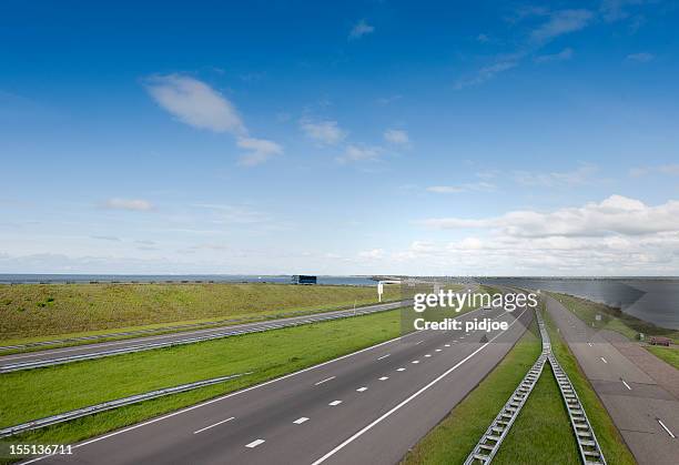 traffic on afsluitdijk the netherlands - afsluitdijk stockfoto's en -beelden
