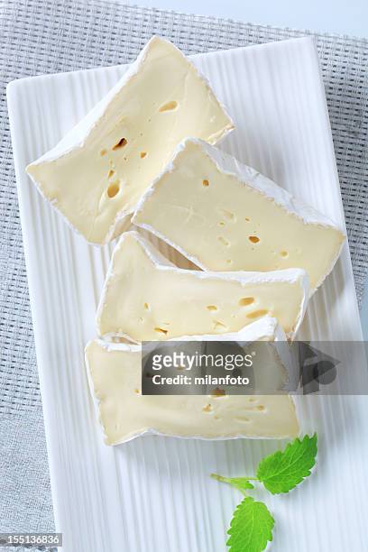 stück käse-brie - brie stock-fotos und bilder