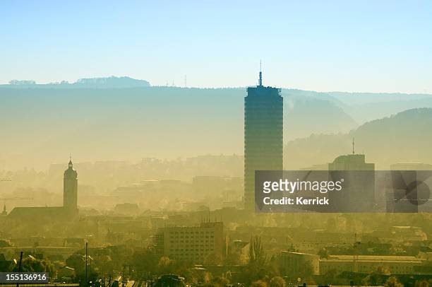 skyline von jena/deutschland im dusty morgen - luftverschmutzung stock-fotos und bilder