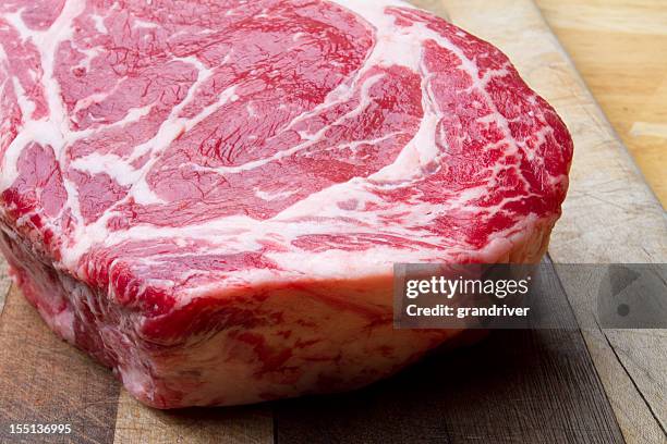 dicke bone-in rib-eye-steak - rib eye steak stock-fotos und bilder
