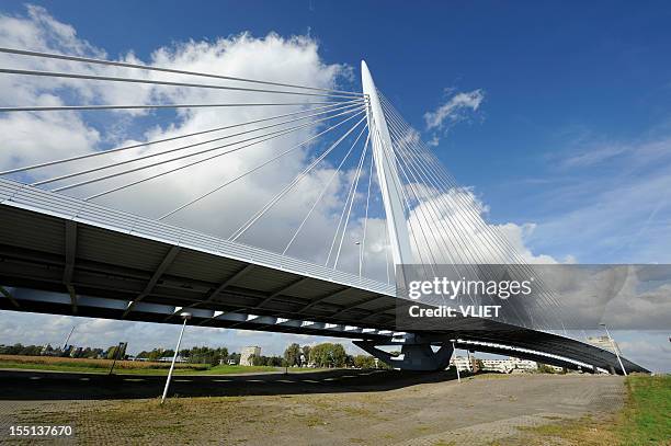 zopfmuster-wohnten bridge prins clausbrug in utrecht der niederlande - cable stayed bridge stock-fotos und bilder