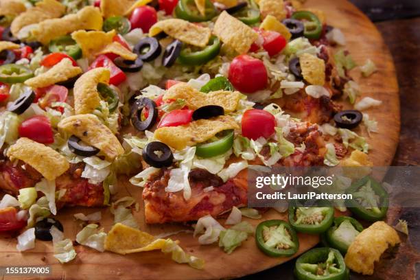 pizza mexicana de corteza gruesa con tiras de tortilla crujientes - mexican pizza fotografías e imágenes de stock