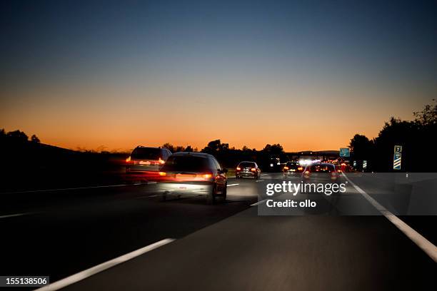 deutsche autobahn in der dämmerung - rücklicht stock-fotos und bilder