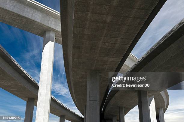 freeway span - estreitamento da via imagens e fotografias de stock