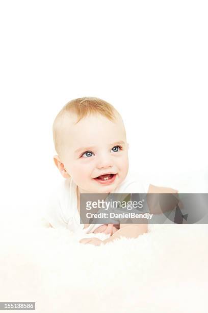 bambino sorridente - soltanto un neonato maschio foto e immagini stock