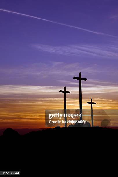 three crosses at sunset - lent stockfoto's en -beelden