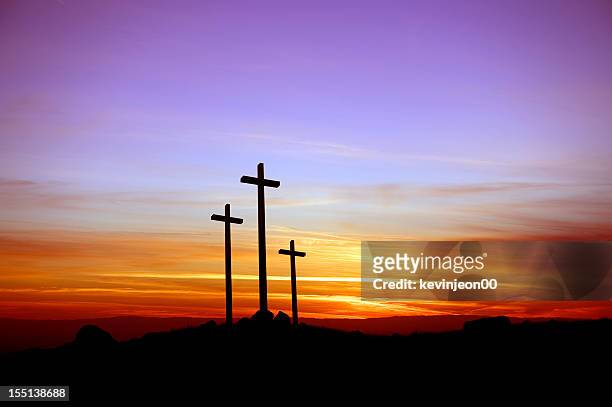 três cruzes ao pôr do sol - cruz equipamento religioso imagens e fotografias de stock