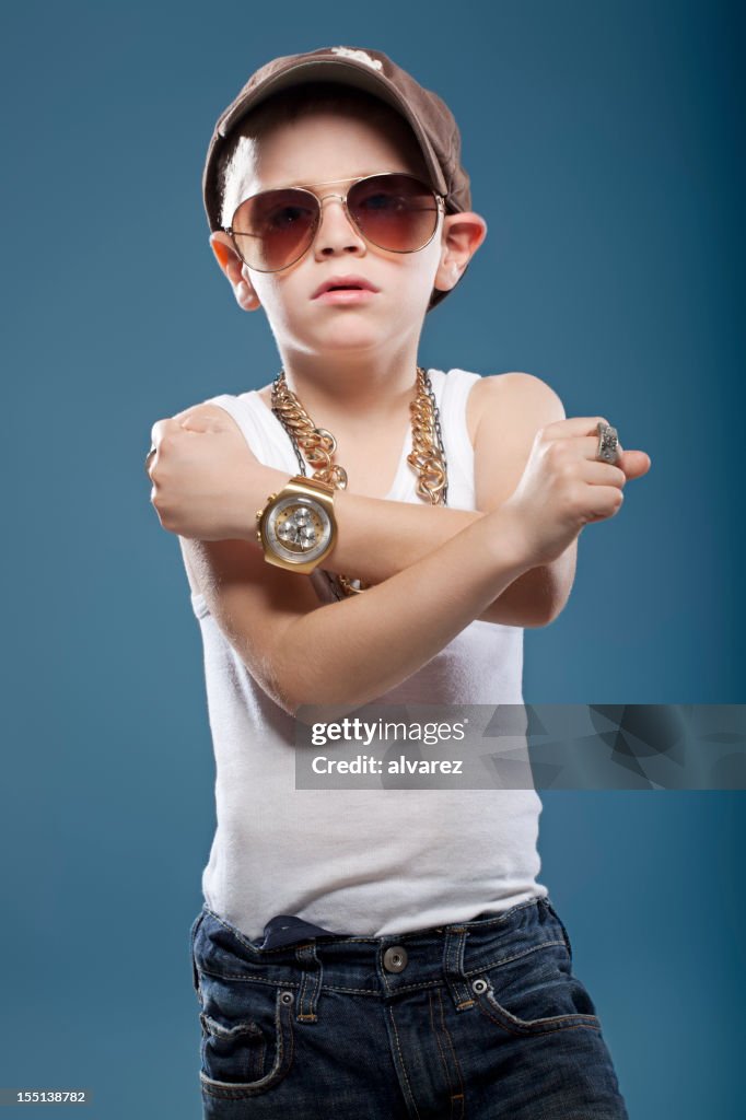 Crianças mostrando seus músculos