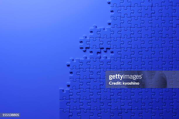 blaue puzzle auf blauem hintergrund mit textfreiraum - puzzle stock-fotos und bilder