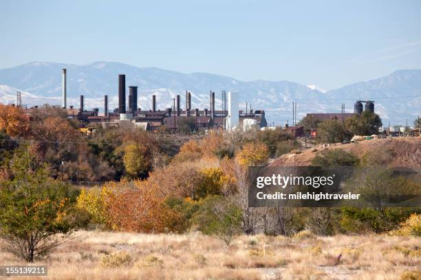 herbstfarben mit pueblo's colorado stahlwerk rauch stacks horizontal - pueblo stock-fotos und bilder