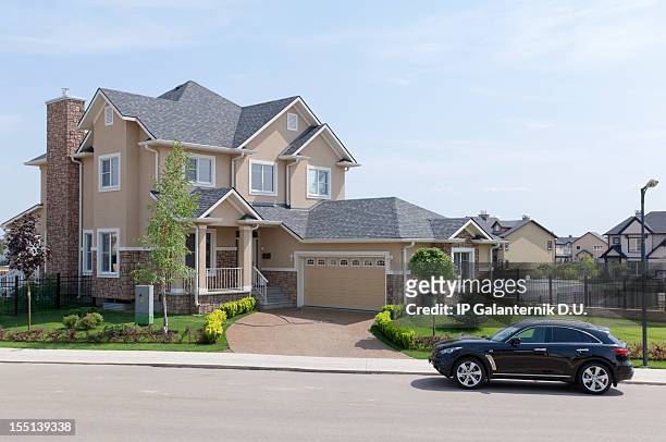 brand new suburban house in sunny summer afternoon. - beautiful house exterior stockfoto's en -beelden