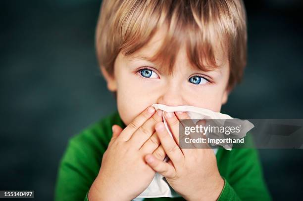 reinigung der nase - papiertaschentuch stock-fotos und bilder