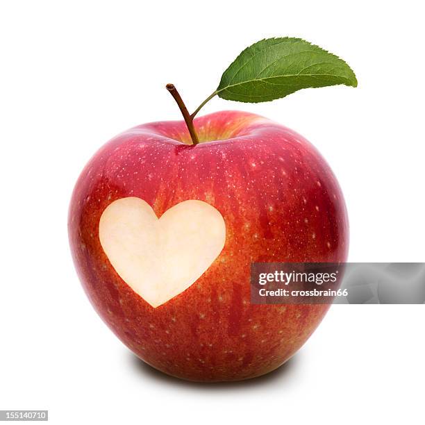 apple avec coeur symbole et feuille - pomme croquée photos et images de collection