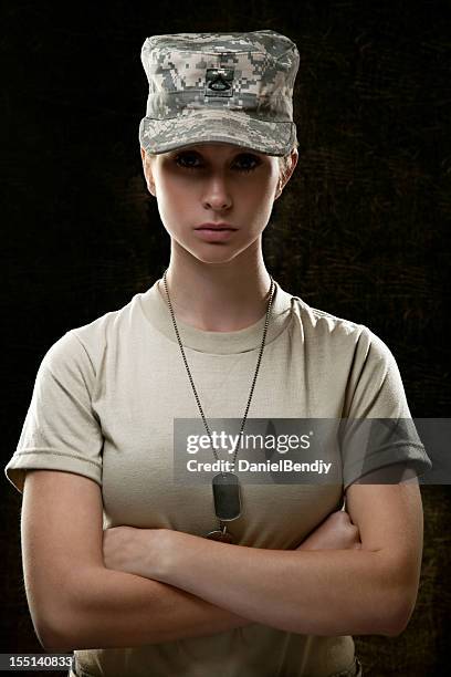 soldado americano feminino - military dog tags - fotografias e filmes do acervo