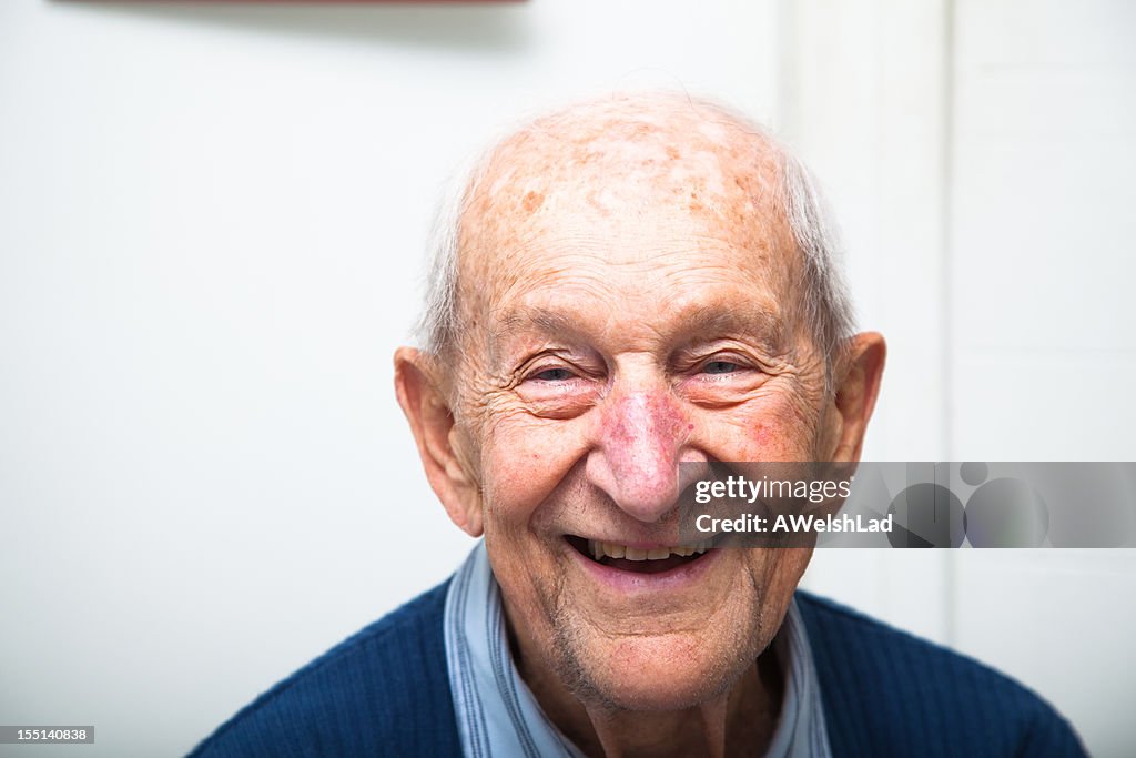 Alegre 90 años hombre senior en su casa