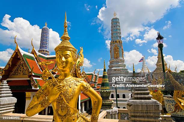 buddha scultura nel grand palace, thailandia - tailandia foto e immagini stock