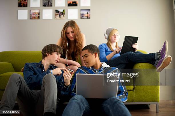 techno adolescente - grupo de adolescentes imagens e fotografias de stock