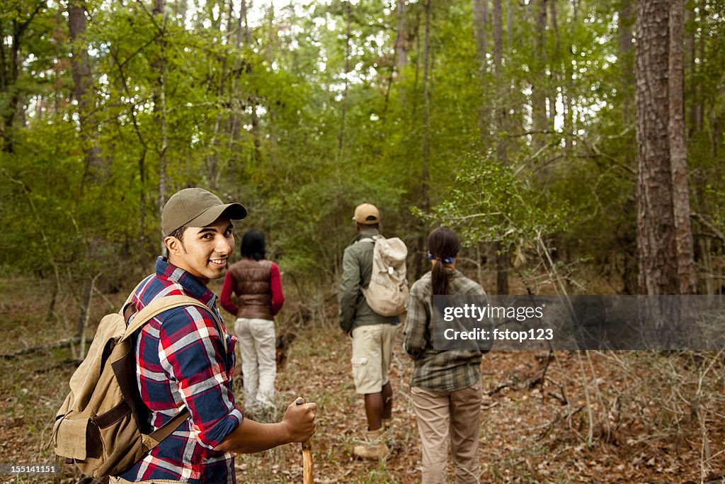 Grupo de amigos de acampada y caminatas en bosque, el bosque.
