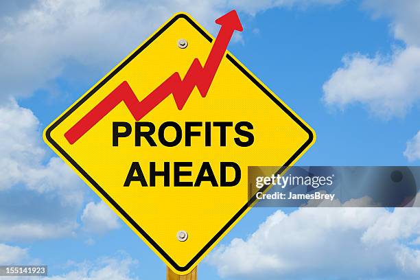 gewinne voraus straßenschild - vorfahrt beachten stock-fotos und bilder