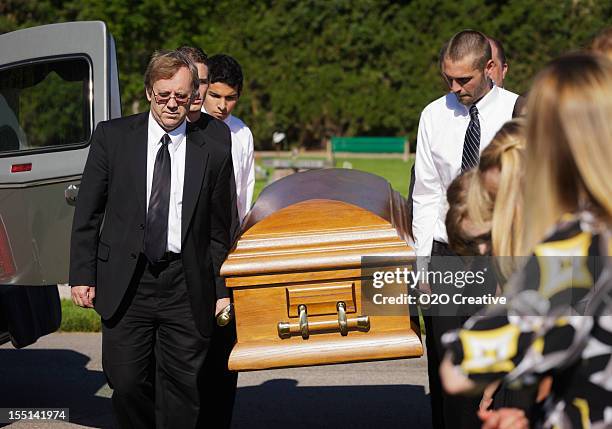 funeral pallbearers - bestattungsunternehmen stock-fotos und bilder
