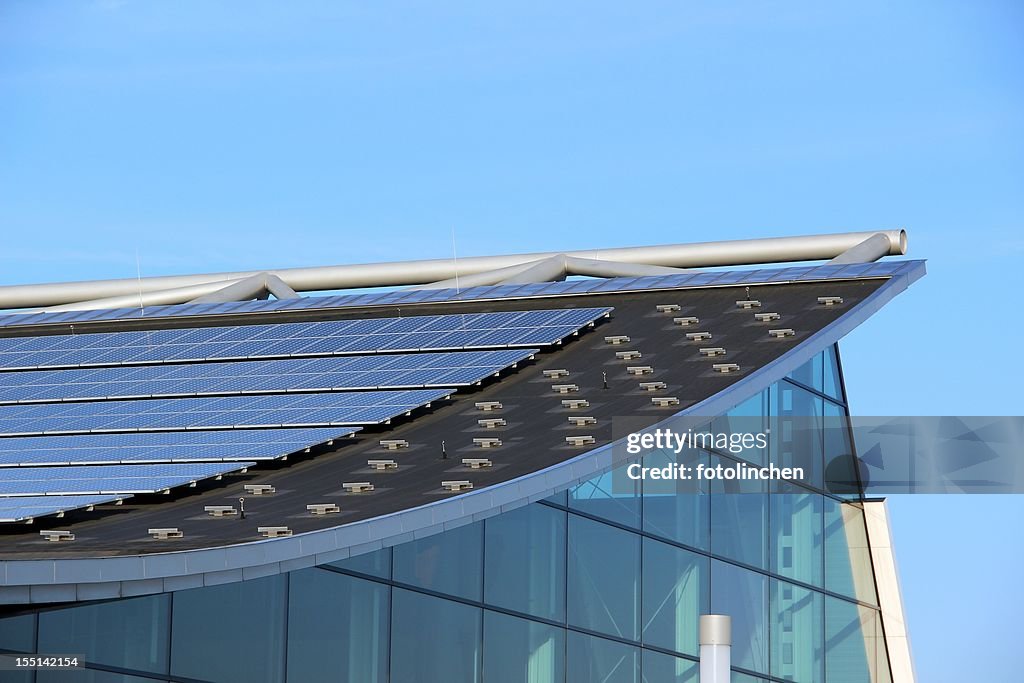 Immeuble moderne avec des panneaux solaires