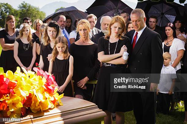 familie bei einer beerdigung - trauernder stock-fotos und bilder