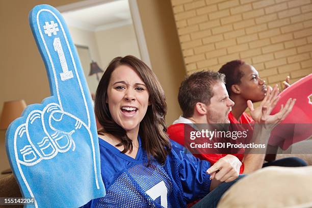 sports fan de jeu de réception pouvant accueillir jusqu'à la main en mousse - football américain femme photos et images de collection