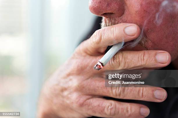 old man smoking - cigarette 個照片及圖片檔