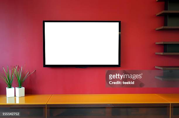 interior design - tv on wall stockfoto's en -beelden