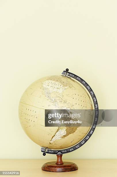 globo terrestre de escritório - globo terrestre de escritório imagens e fotografias de stock