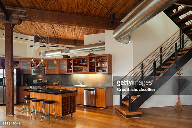 cucina in casa di lusso moderno - loft interior foto e immagini stock