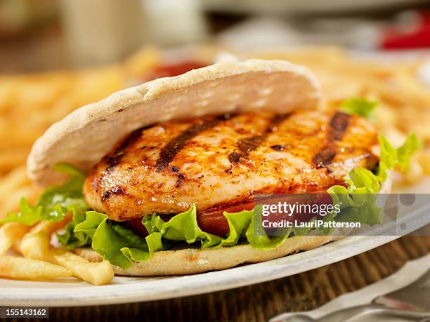 bbq chicken-burger - chicken burger stock-fotos und bilder