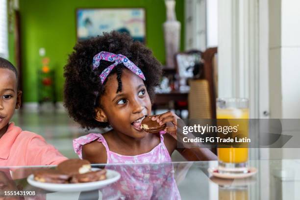 fratelli durante la colazione a casa - alfajores foto e immagini stock