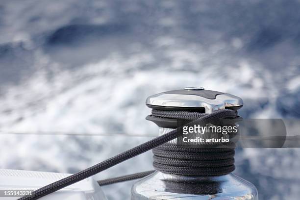segelboot yacht seil und seilwinde gegen blau weißen meer - kabelwinden stock-fotos und bilder