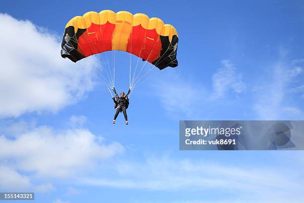parachutist in aria - paracadutista foto e immagini stock